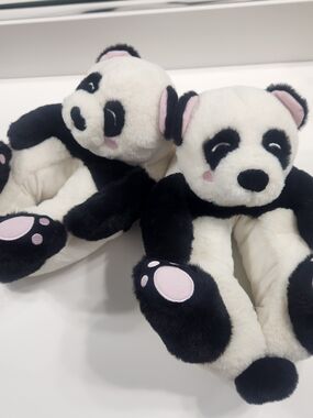 Feetmoji Women's Plush Animal Slippers Panda Plush Slippers size 7-8
